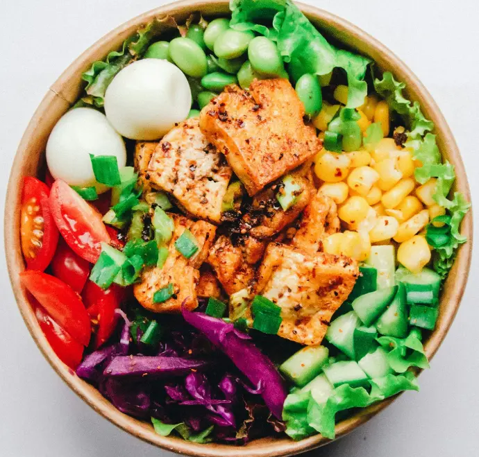vegetable and meat on bowl
